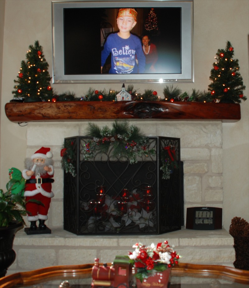 2012/12(Dec)/10(Before Christmas Fun)/800x600_2012-12 FirePlace Mantel.jpg